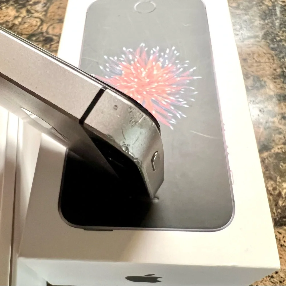 👑✅PRICE FIRM✅Apple iPhone SE - Black and Silver 64gb Unlocked